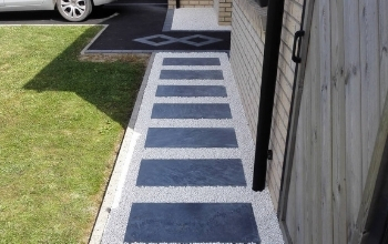 allée paue ardoise et gravier blanc
