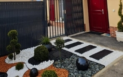 Aménagement d'un parterre d'entrée d'habitation
